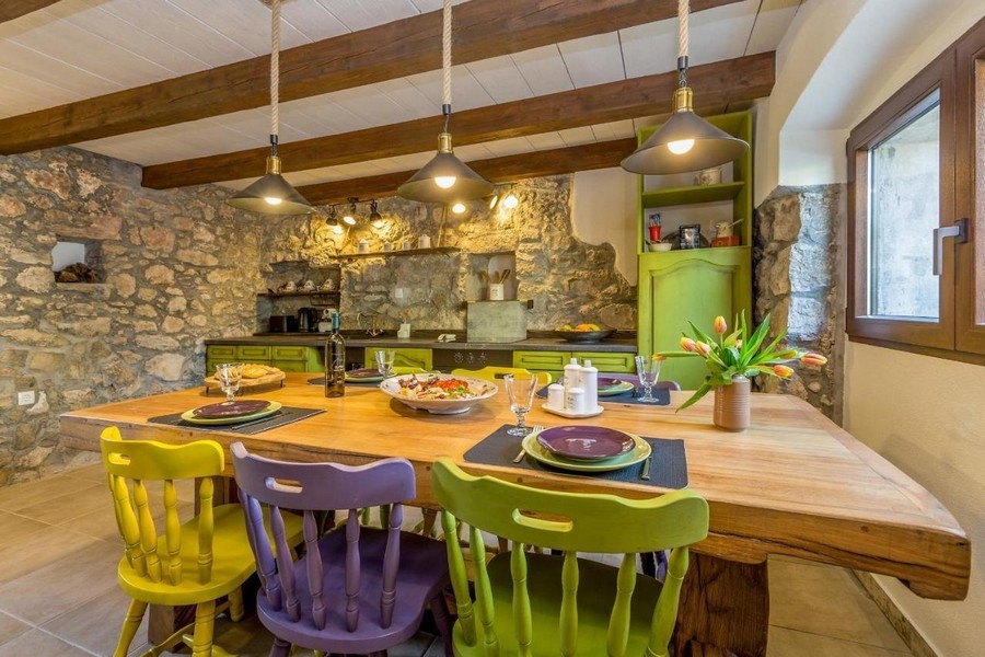 Středomořská jídelna a výhled do kuchyně ve venkovském stylu. Panorama Scouting H2661, Chorvatsko.