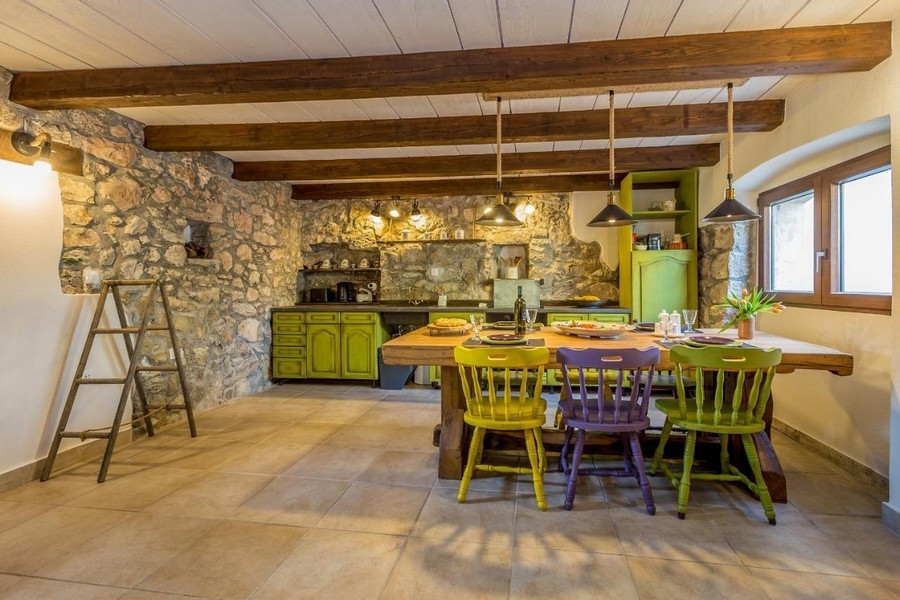 Středomořské přízemí s rustikálními prvky původního domu.