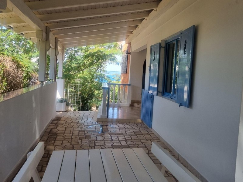 Terasa se středomořskými prvky nemovitosti H2664, která je na prodej v Chorvatsku.