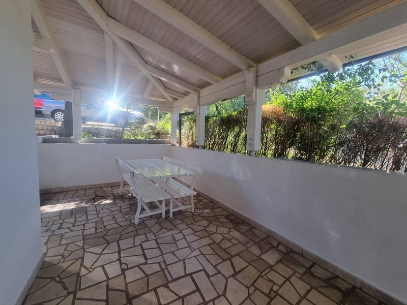 Krytá terasa středomořské nemovitosti H2664 v Chorvatsku poblíž Novi Vinodolski.