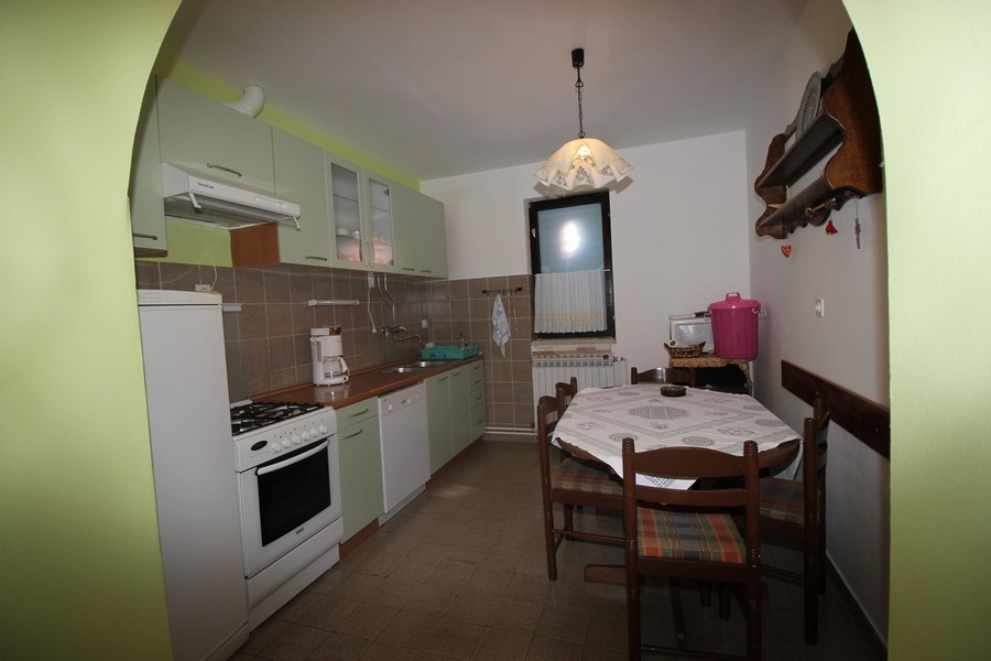 Kuchyň a jídelna domu H2664 v Chorvatsku.