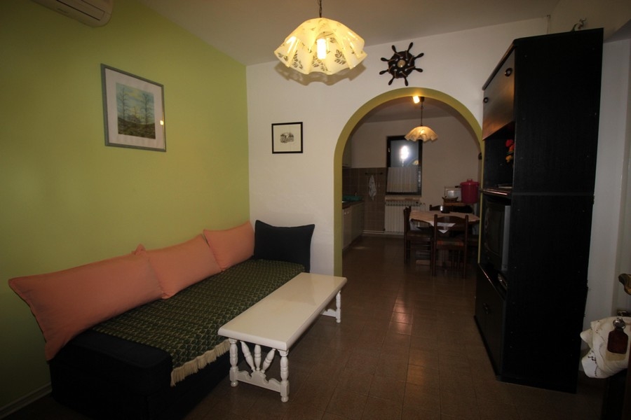 Obývací část s gaučem.