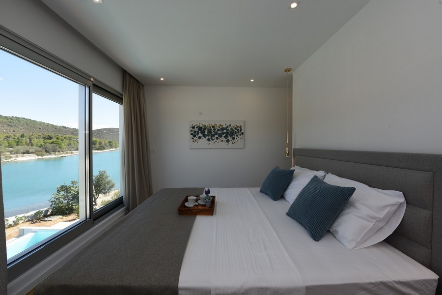 Ložnice s výhledem na malebnou zátoku na ostrově Ugljan v Chorvatsku.