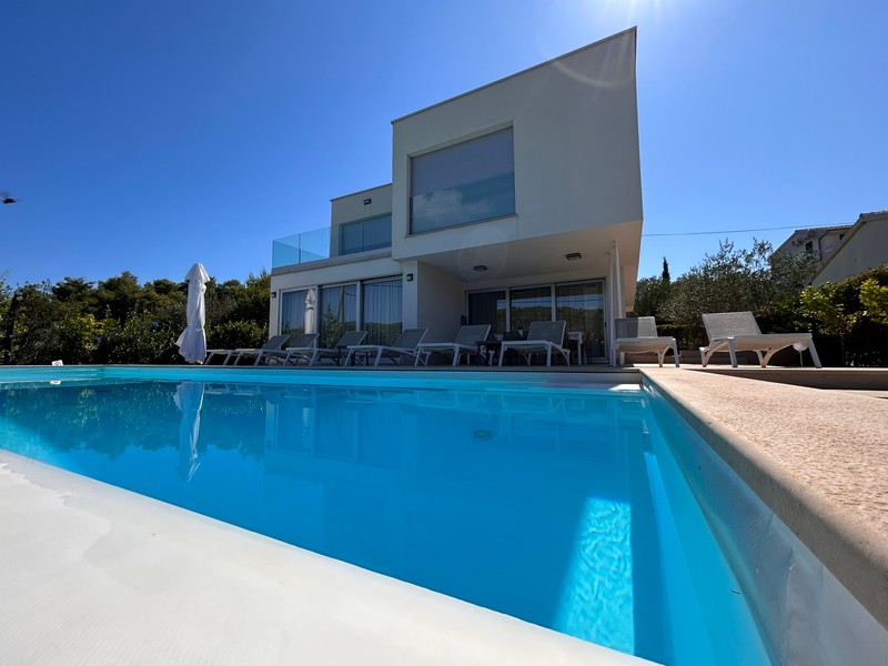 Bazén vily H2681, která je na prodej v Chorvatsku na ostrově Ugljan.