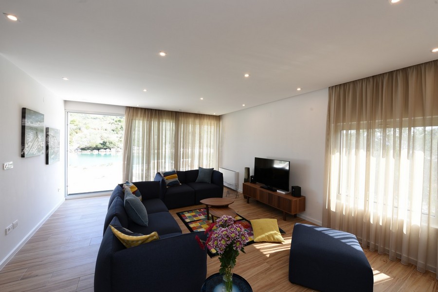 Obývací pokoj s elegantním nábytkem v interiéru vily.