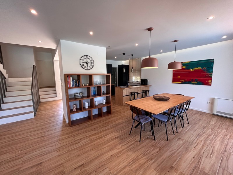 Moderní obývací pokoj s kvalitními parketami.