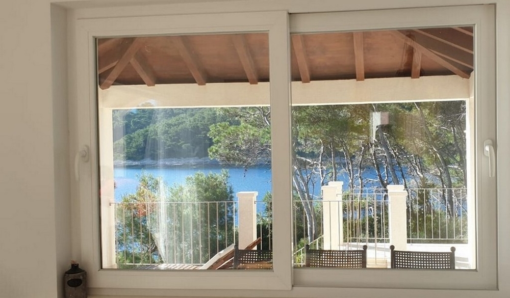 Výhled na moře z okna kuchyně.