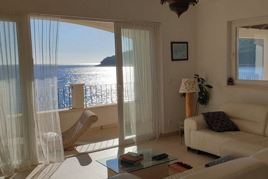 Krásný obývací pokoj s nádherným výhledem na moře a okolí.