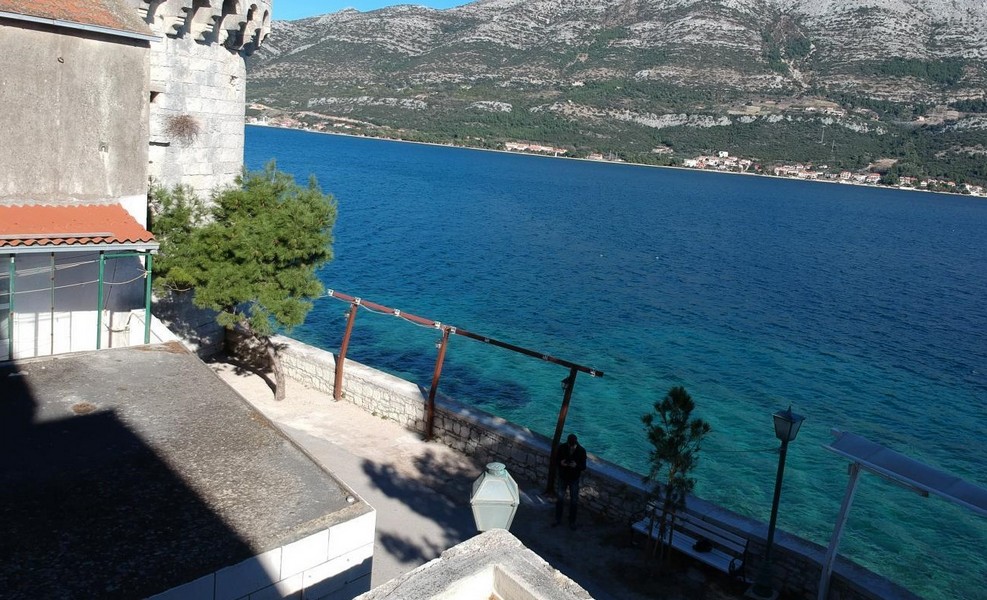 Tento historický městský dům v Chorvatsku se nachází přímo u moře.