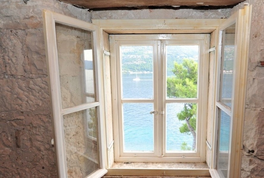 Pohled na moře ze starého městského domu H2688 na ostrově Korčula v Chorvatsku - Panorama Scouting.