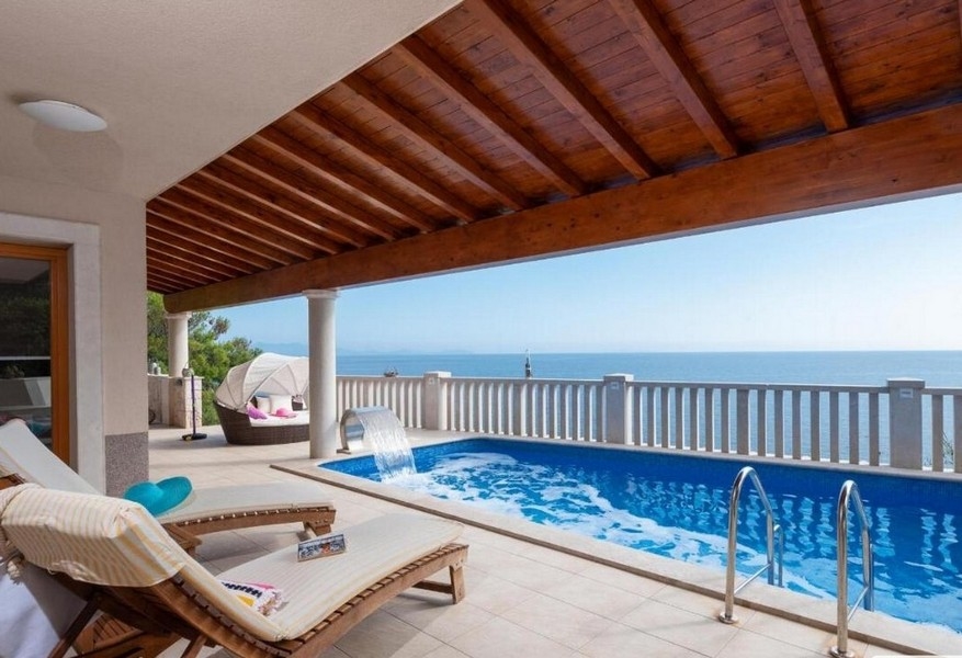 Terasa s bazénem objektu H2689 v Chorvatsku.