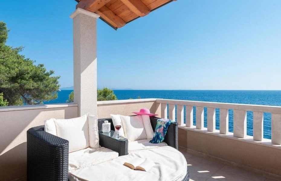 Terasa s panoramatickým výhledem na moře v Chorvatsku.