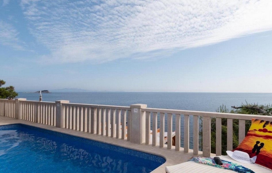 Bazén a terasa přímo u moře.