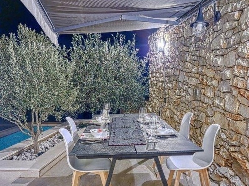 Jídelna v zahradě vily H2690 v Chorvatsku - Panorama Scouting.