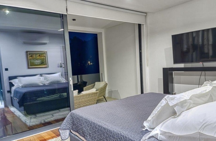 Moderní ložnice ve večerní atmosféře.