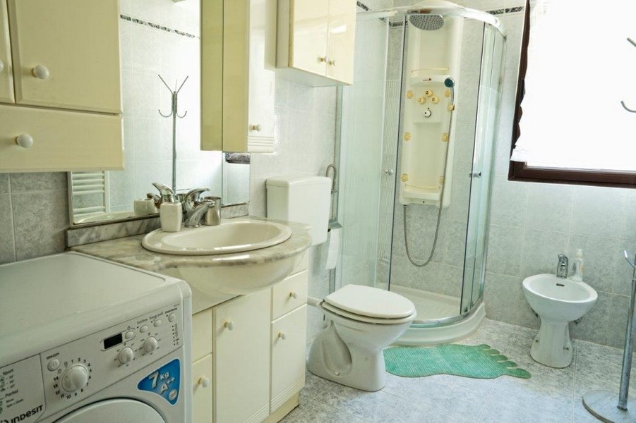 Koupelna se sprchovým koutem.