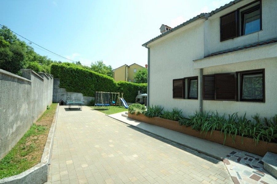 Příjezdová cesta a zahrada.