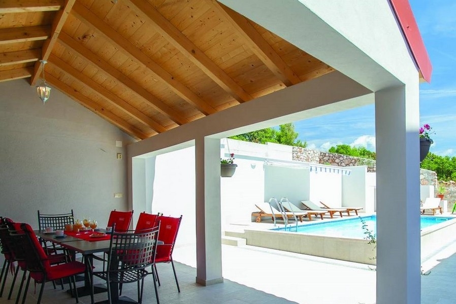 Krytá jídelna a výhled na bazén.