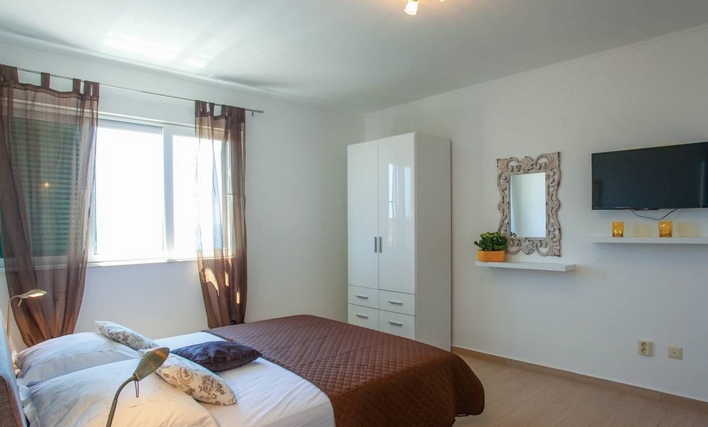 Ložnice s manželskou postelí.