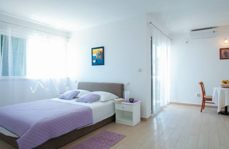 Obytná jednotka s prostorem na spaní.