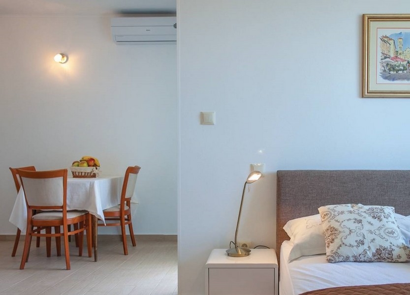 Klimatizovaný jídelní kout a výhled na postel.