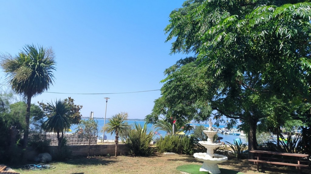 Výhled na moře ze zahrady pozemku H207 v Chorvatsku, oblast Zadar - Panorama Scouting.