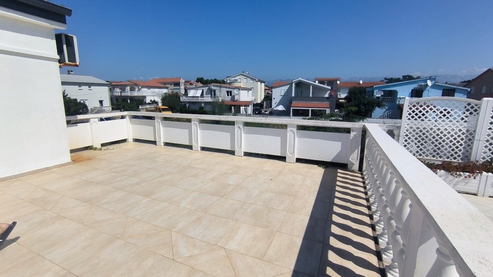 Velká terasa v horním patře.