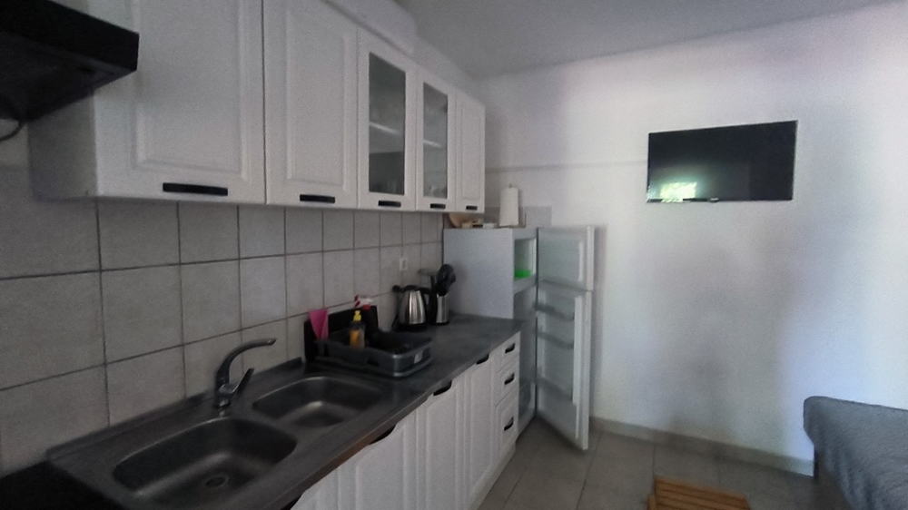 Kuchyně ve venkovském stylu v bílé barvě.