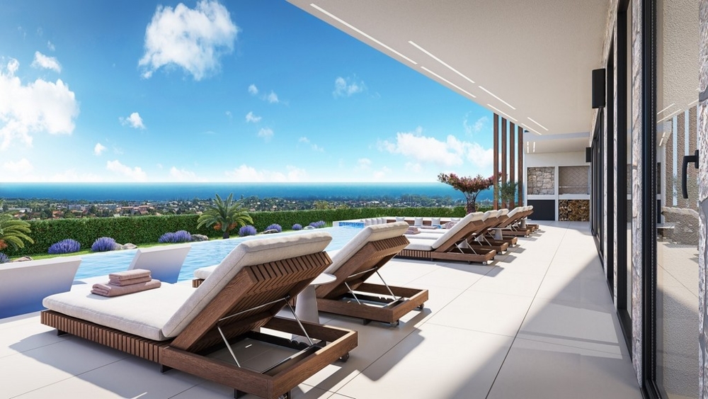 Prvotřídní obývací pokoj s modrým nábytkem a světlou dlažbou.