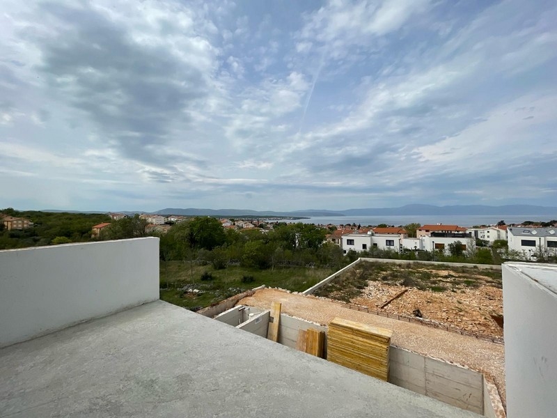 Garážová vrata vily H2715, která se nabízí k prodeji nedaleko Malinské na ostrově Krk.