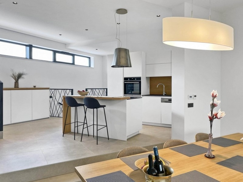 Jídelní kout a kuchyň.