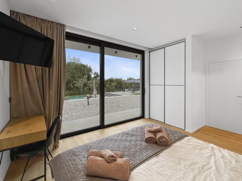 Ložnice se vstupem na terasu.