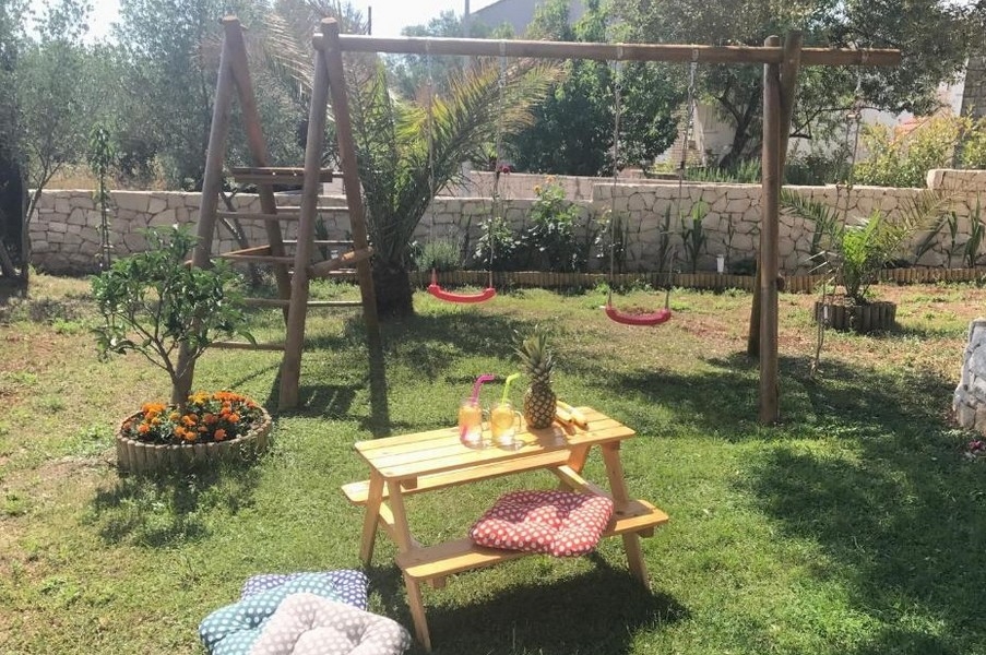 Zahrada s houpačkou.