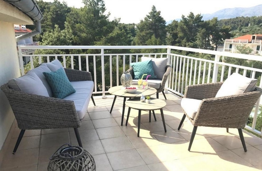 Prostorné terasy s posezením a krásným výhledem - H2721