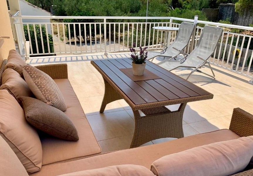 Ostrov Korčula, dům v blízkosti moře se dvěma garážemi