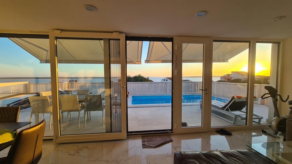 Výhled na moře a bazén z atraktivního obývacího pokoje nemovitosti H2724 v Chorvatsku.