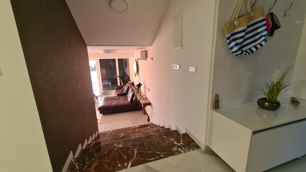 Schody vedou do obývacího pokoje.