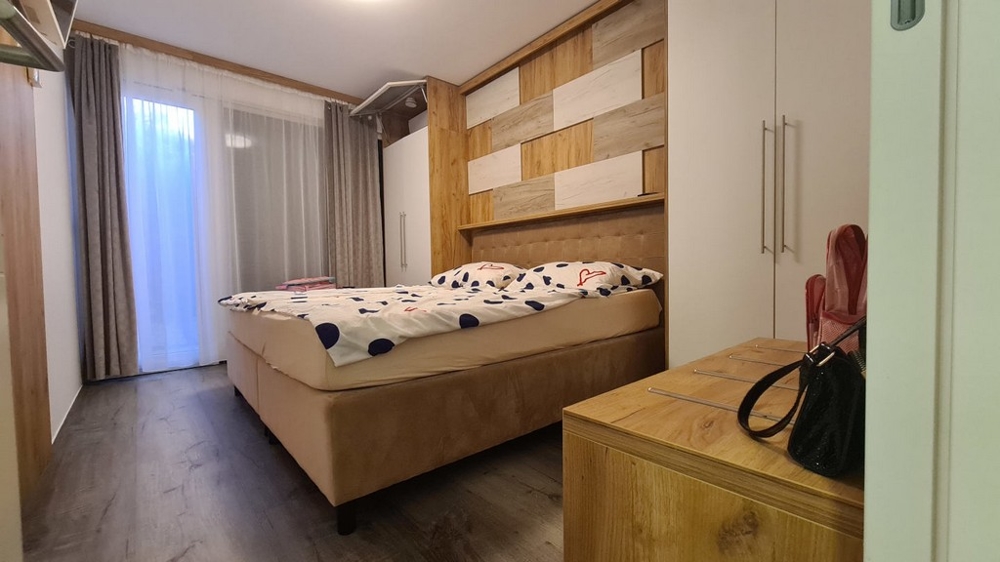 Druhá ložnice s pohodlnou manželskou postelí.