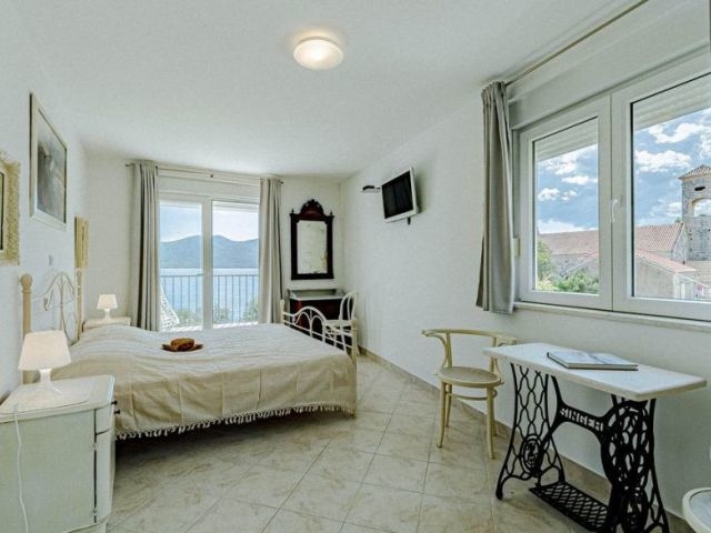 Světlé ložnice s krásným výhledem na moře - H2727