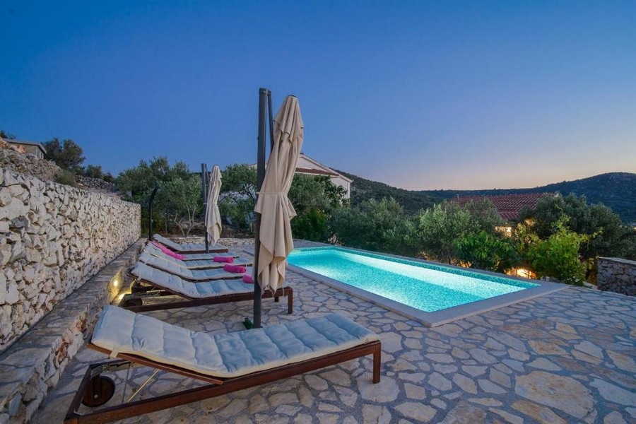 Dům s velkou zahradou a jen 80 metrů od moře - Real Estate Chorvatsko