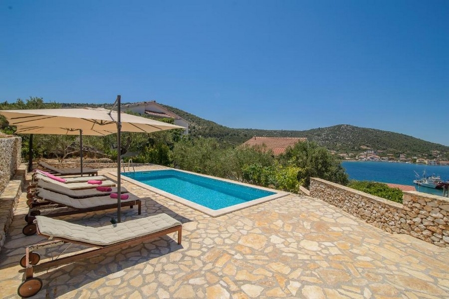 Kupte si bazén s prostorem na opalování v Chorvatsku