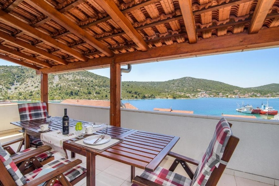 Krytá terasa s výhledem na moře a okolí - H2729