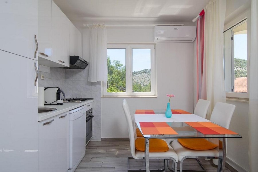 Obývací pokoj s otevřenou kuchyní a jídelním koutem