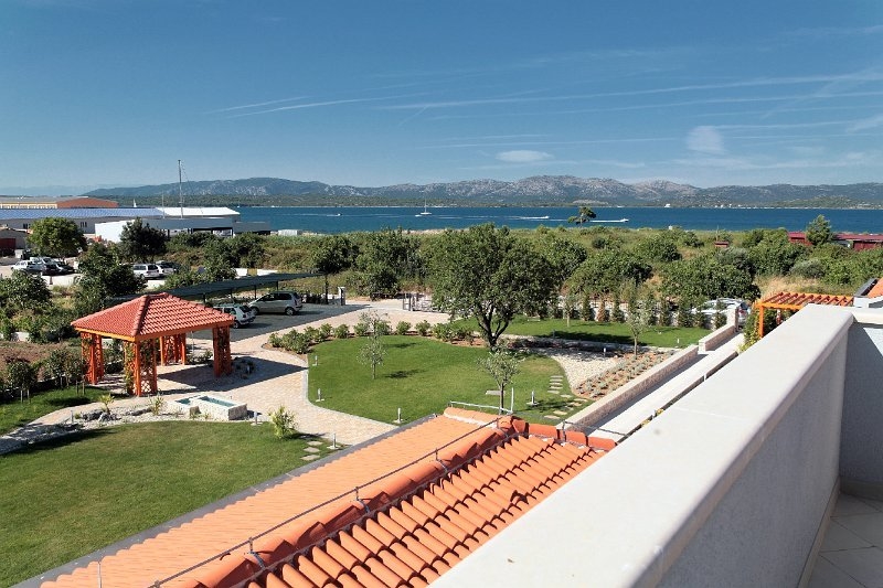 Výhled do zahrady, okolí a moře z luxusní vily na prodej na Murteru je ten nejlepší