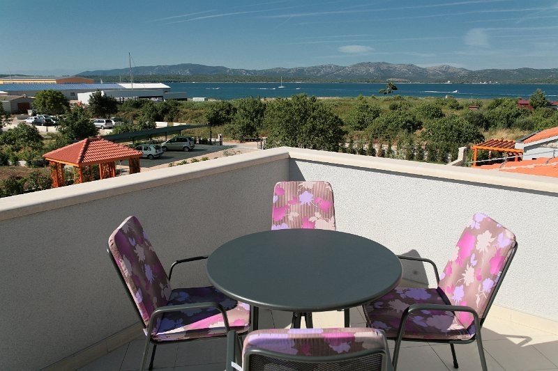 Pohled na otevřený krb v luxusní vile na prodej v Murteru v Dalmácii