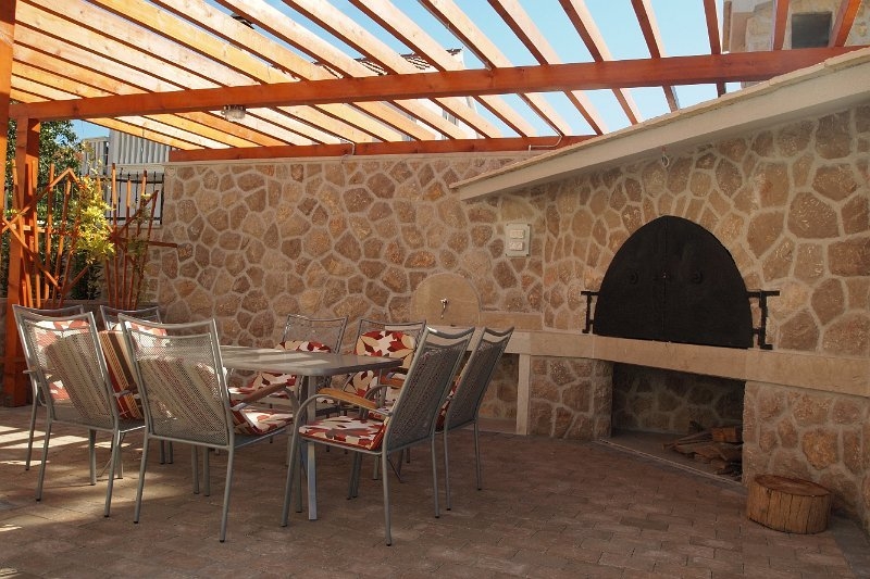 Dojmy z luxusní vily v noci. Je na prodej.