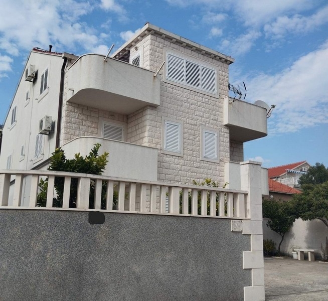 5 apartmánů každý s balkonem/terasou s výhledem na moře