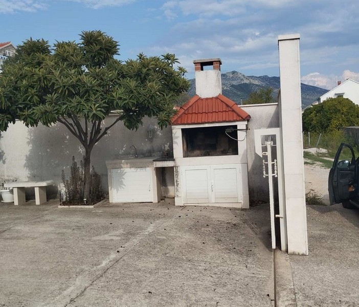 Prostorný dvůr s grilem a 4 parkovacími místy