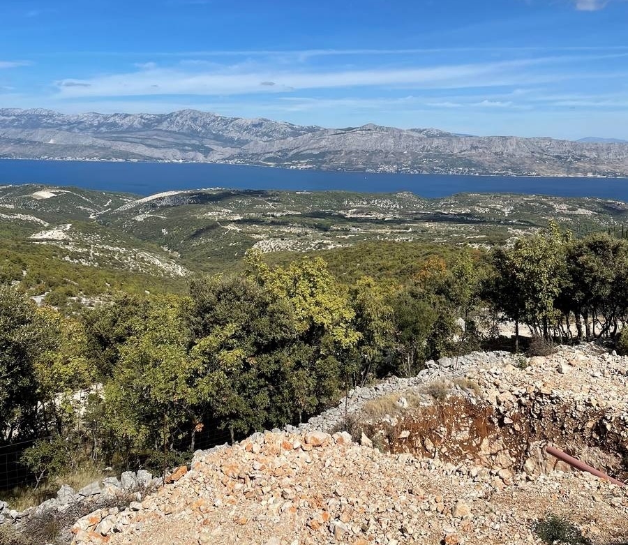 Velký pozemek se 2 vilami v klidné lokalitě - H2735