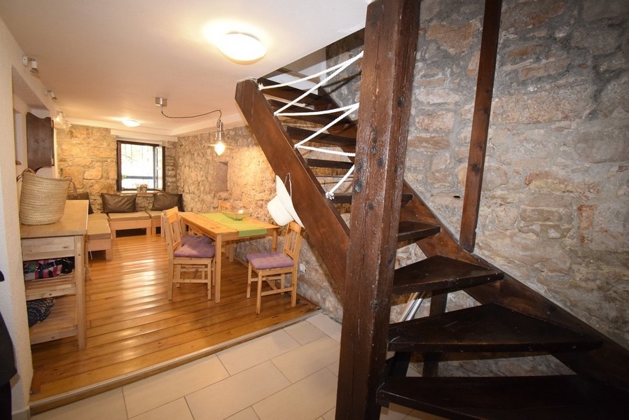 Schodiště a kuchyně.